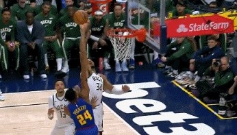 必赢app-排球扣杀大帽！皮克特突破抛投 字母哥补防凶残大帽直接扇出底线